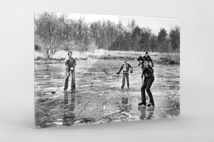Eishockey draußen auf dem See - Sport Fotografien als Wandbilder bestellen - Eishockey Foto - NoSports Magazin 