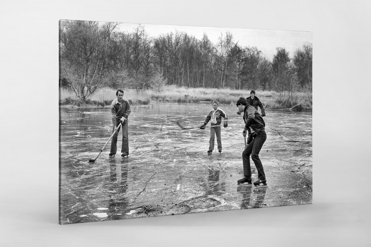 Eishockey draußen auf dem See - Sport Fotografien als Wandbilder bestellen - Eishockey Foto - NoSports Magazin 