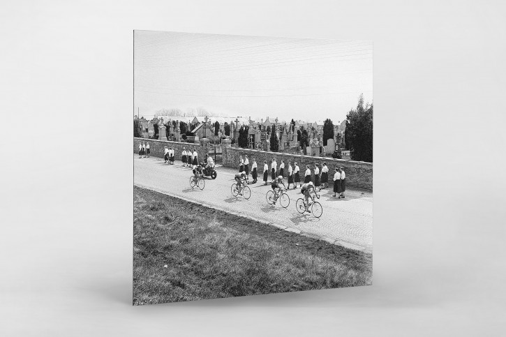 Vorbei am Friedhof bei Lüttich-Bastogne-Lüttich  - Sport Fotos als Wandbilder - Radsport Foto - NoSports Magazin 