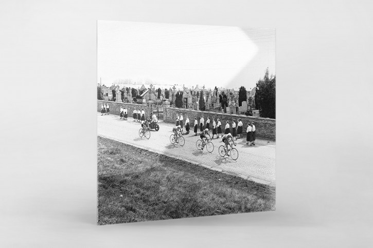 Vorbei am Friedhof bei Lüttich-Bastogne-Lüttich  - Sport Fotos als Wandbilder - Radsport Foto - NoSports Magazin 