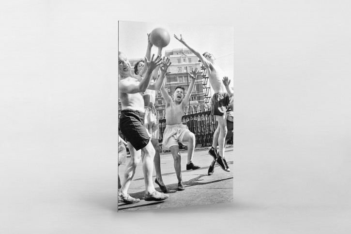 Ballspiel auf dem Schulhof (3) - Sport Fotografien als Wandbilder - NoSports Magazin - 11FREUNDE SHOP