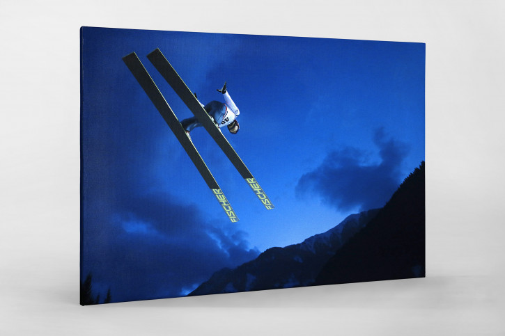 Skisprung in den Abendhimmel von Predazzo - Sport Fotografien als Wandbilder - Skisprung Foto - NoSports Magazin 