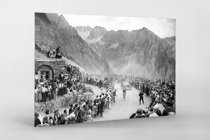 Am Col du Tourmalet bei der Tour 1950 - Sport Fotografie als Wandbild - Radrennen Foto - NoSports Magazin 