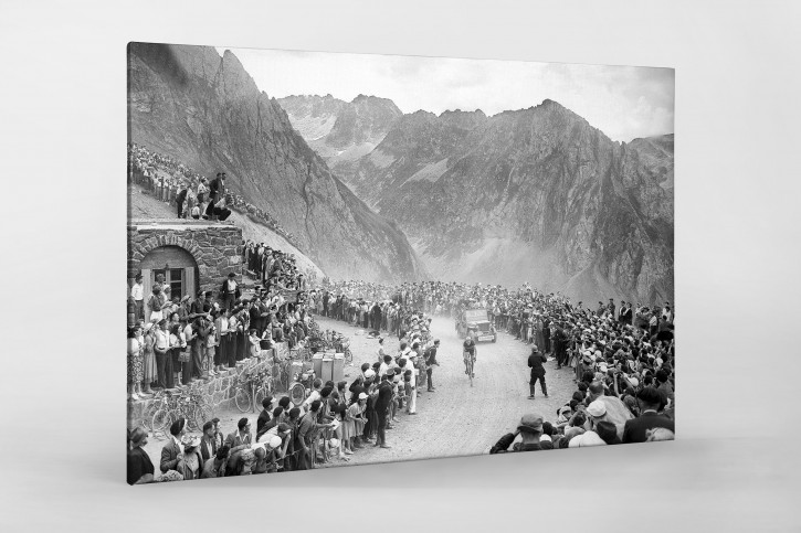 Am Col du Tourmalet bei der Tour 1950 - Sport Fotografie als Wandbild - Radrennen Foto - NoSports Magazin 