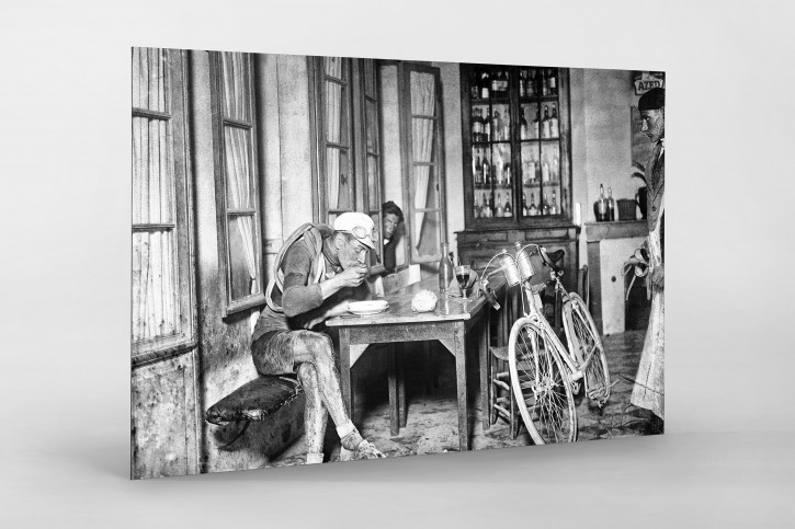 Rast im Wirtshaus bei der Tour 1922 - Sport Fotografie als Wandbild - Radsport Foto - NoSports Magazin 