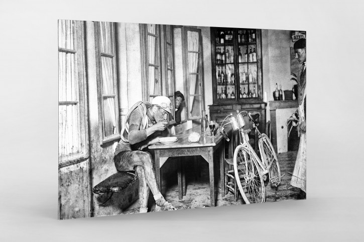 Rast im Wirtshaus bei der Tour 1922 - Sport Fotografie als Wandbild - Radsport Foto - NoSports Magazin 