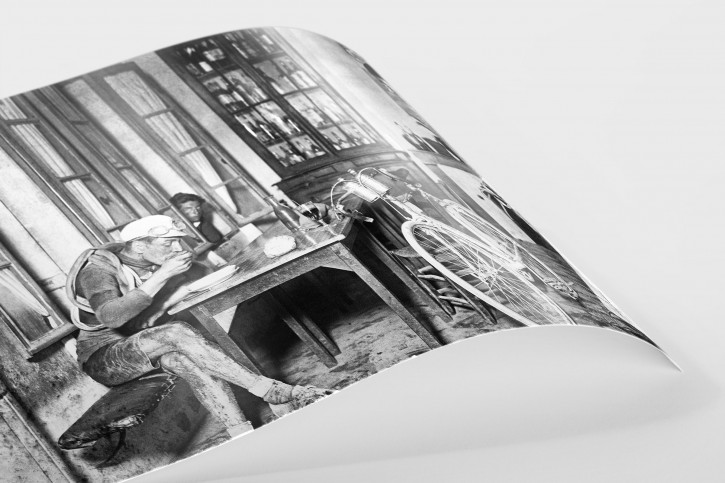 Rast im Wirtshaus bei der Tour 1922 - Sport Fotografie als Wandbild - Radsport Foto - NoSports Magazin 