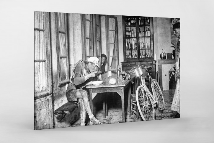 Rast im Wirtshaus bei der Tour 1922 - Sport Fotografie als Wandbild - Radsport Foto - NoSports Magazin 