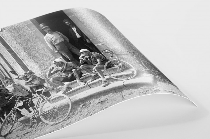 Ruhepause bei der Tour 1921 - Sport Fotografien als Wandbilder - Radsport Foto - NoSports Magazin - 11FREUNDE SHOP