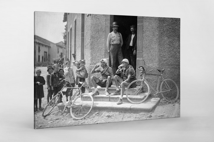 Ruhepause bei der Tour 1921 - Sport Fotografien als Wandbilder - Radsport Foto - NoSports Magazin - 11FREUNDE SHOP