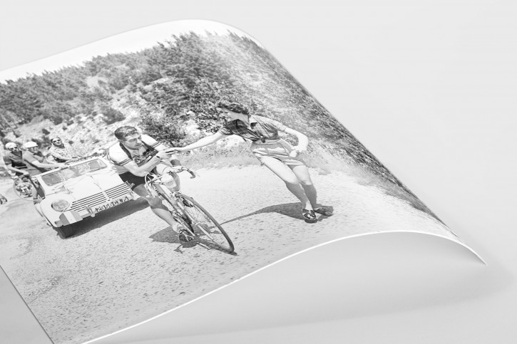 Apfel geben bei der Tour 1955 - Sport Fotografie als Wandbild - Radsport Foto - NoSports Magazin - 11FREUNDE SHOP
