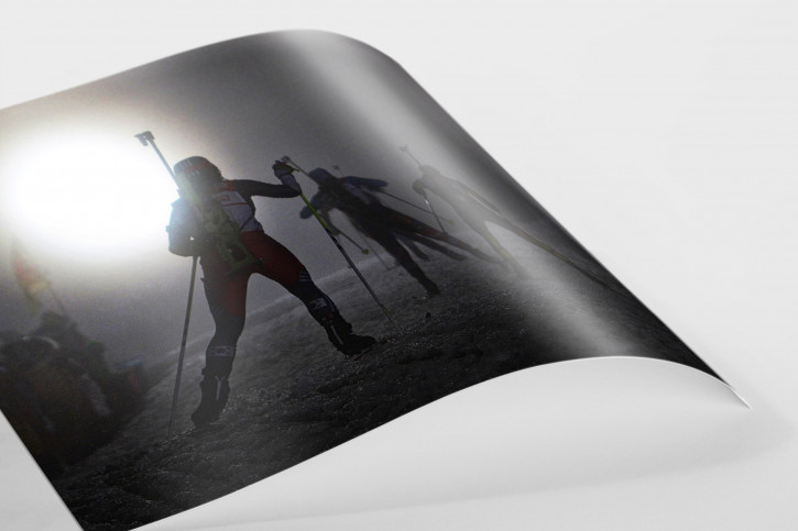 Das Biathlon Dunkel - Sport Fotografien als Wandbilder - Wintersport Foto - NoSports Magazin 