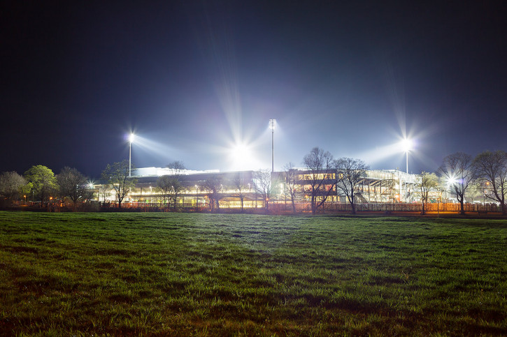 Schwarzwald-Stadion bei Flutlicht (Farbe) - Christoph Buckstegen - 11FREUNDE BILDERWELT