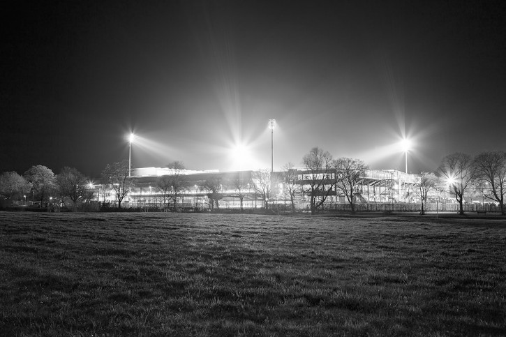 Schwarzwald-Stadion bei Flutlicht (s/w) - Christoph Buckstegen - 11FREUNDE BILDERWELT