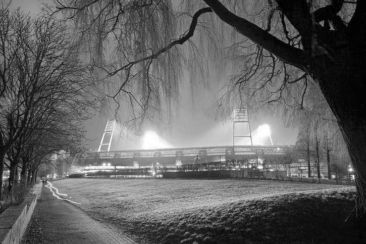 Weserstadion bei Flutlicht (Schwarzweiß-Querformat-1) - Christoph Buckstegen Foto - 11FREUNDE SHOP