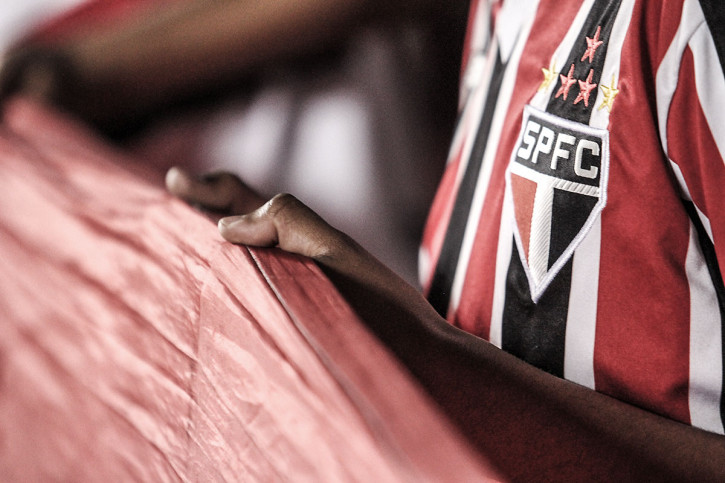  FC São Paulo Fan Holding His Flag - Gabriel Uchida - 11FREUNDE BILDERWELT