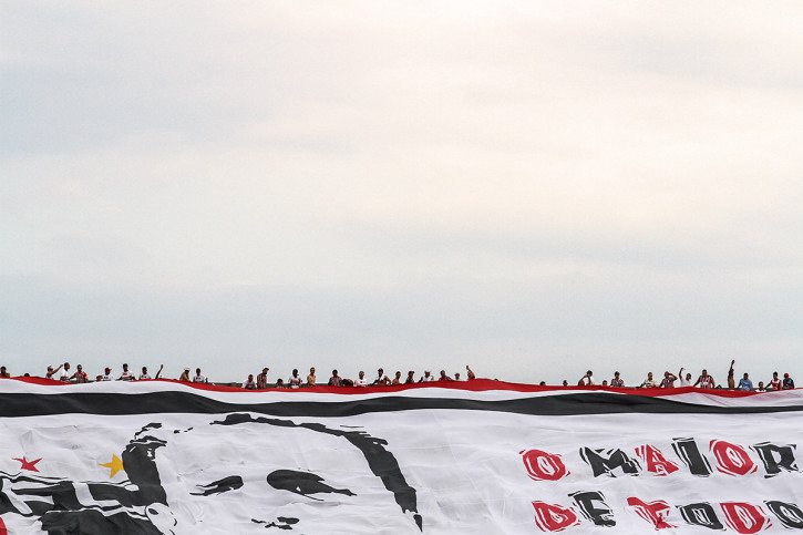 Big Flag And Fans - Gabriel Uchida - 11FREUNDE BILDERWELT