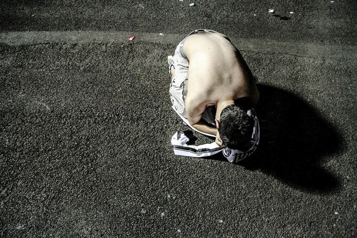 Ponte Preta Fan Praying - Gabriel Uchida - 11FREUNDE BILDERWELT