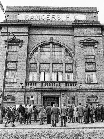 Vor dem Ibrox Park (1) - Glasgow - Fußball Wandbild - 11FREUNDE SHOP