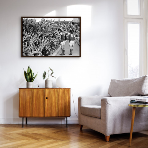 Mit Bobby-Helm im Highury - 11FREUNDE SHOP - Fußball Wandbild