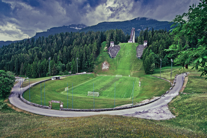 Fußballplatz an der Skisprungschanze - Foto als Wandbild