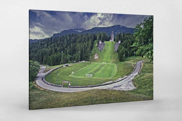 Fußballplatz an der Skisprungschanze - Foto als Wandbild