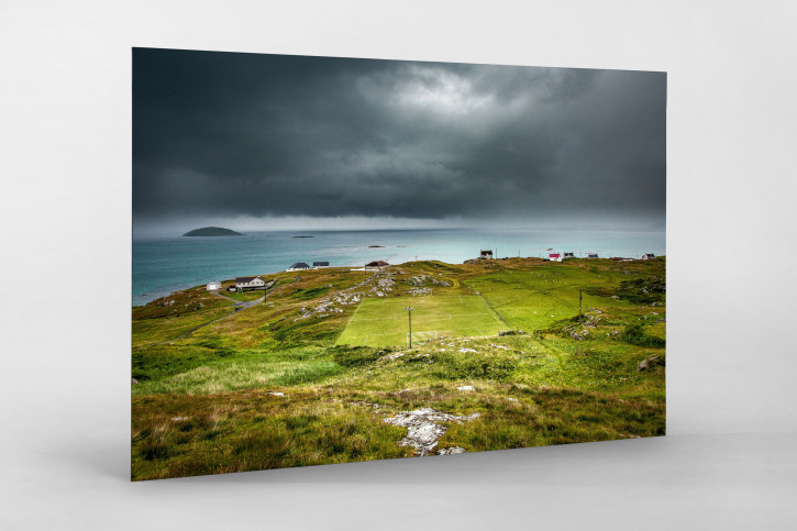 Rasenplatz an der schottischen Küste - Fußballfoto als Wandbild