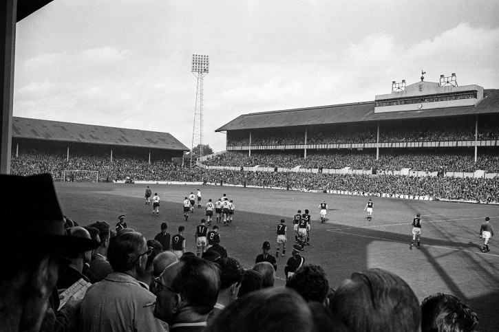 Einlaufen ins Stadion an der White Hart Lane - Tottenham Hotspur vs. Aston Villa