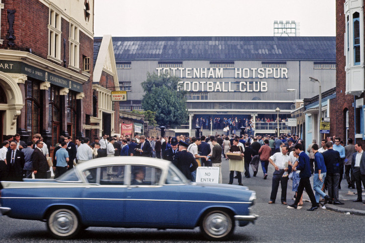Vor dem Stadion an der White Hart Lane - Fußball Wandbild - 11FREUNDE SHOP