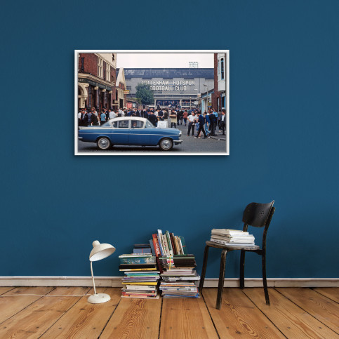 Vor dem Stadion an der White Hart Lane - Fußball Wandbild - 11FREUNDE SHOP