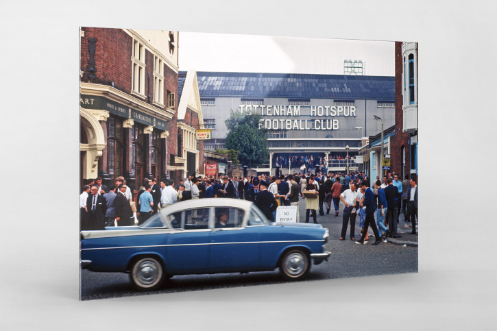 Vor dem Stadion an der White Hart Lane - Fußball Wandbild - 11FREUNDE SHOP