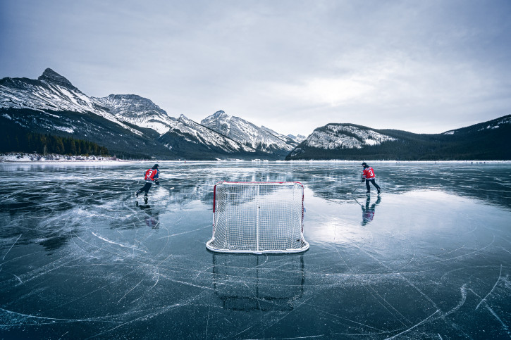 Wandbild: Eishockey in den Bergen von Alberta (1)