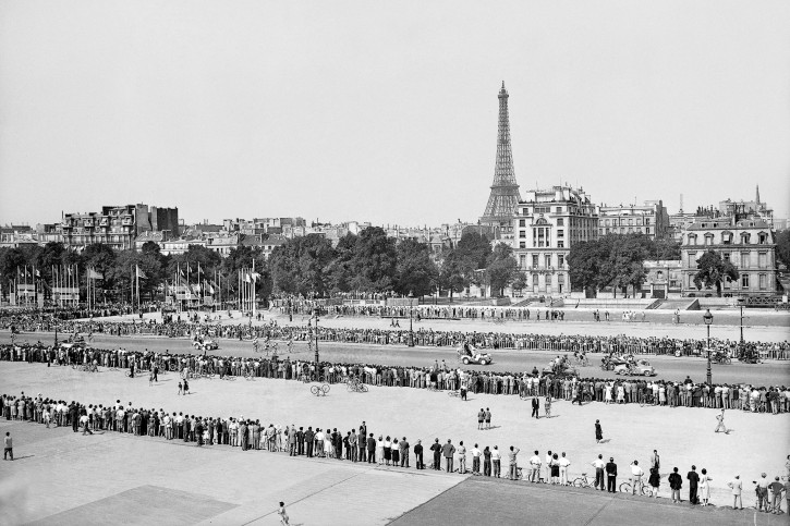 Blick auf den Eiffelturm bei der Tour 1951 - Wandbild