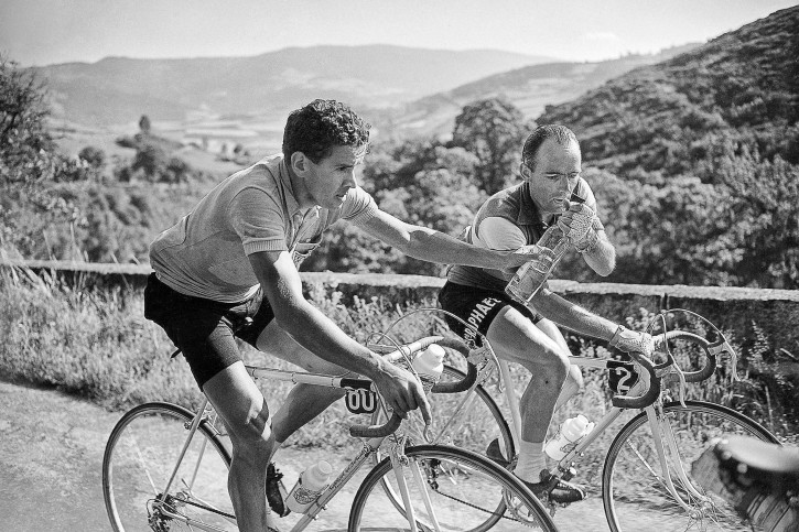 Wasserflaschenübergabe bei der Tour 1956 - Wandbild