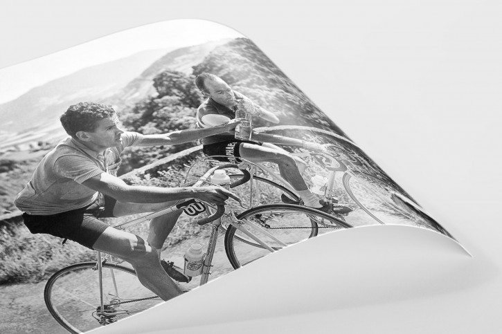 Wasserflaschenübergabe bei der Tour 1956 - Wandbild