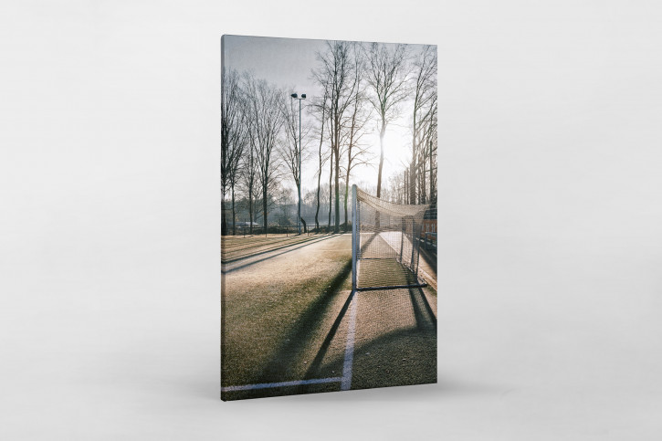 Wandbild: Sunset Soccer - Trainingsplatz des FC St. Pauli im Hochformat - Olli Mueller Photography