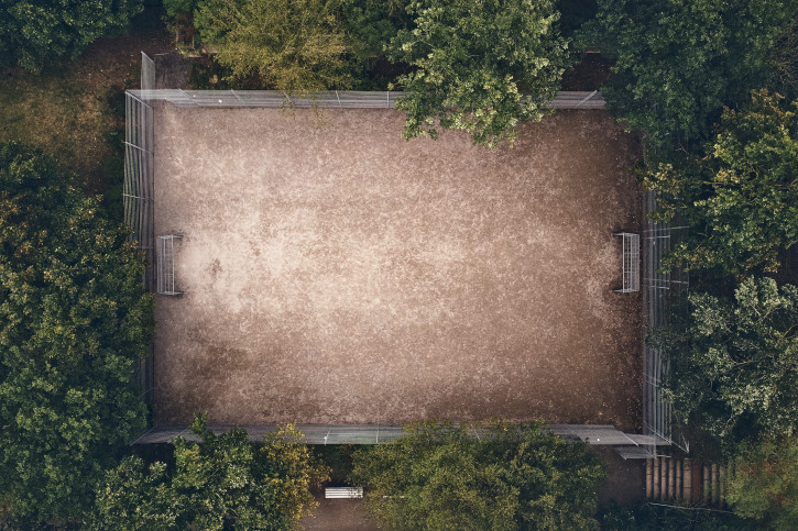 Wandbild: Natürlich eingerahmt - Bolzplatz in Hannover - Olli Mueller Photography