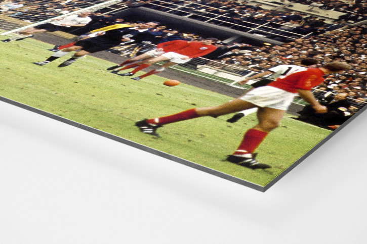 Wandbild: Momentaufnahme vom WM-Finale 1966 - England vs. West Germany Momentaufnahme aus dem Wembley Stadium