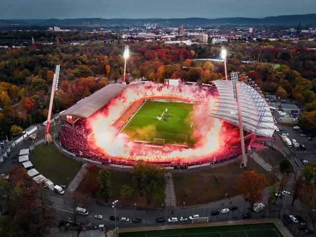 Vogelperspektive aufs letzte Spiel im Wildparkstadion - Marvin Ibo Güngör - Fußball Wandbild