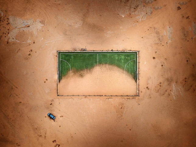 Vom Winde verweht - Fußballplatz in der Wüste - Wandbild