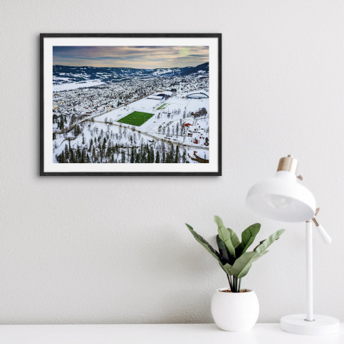 Grüne Oase in der Schneelandschaft von Lillehammer - Fußballplatz Foto als Wandbild