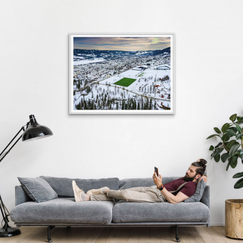 Grüne Oase in der Schneelandschaft von Lillehammer - Fußballplatz Foto als Wandbild