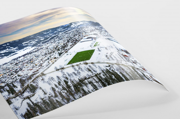 Grüne Oase in der Schneelandschaft von Lillehammer - Fußballplatz Foto als Wandbild