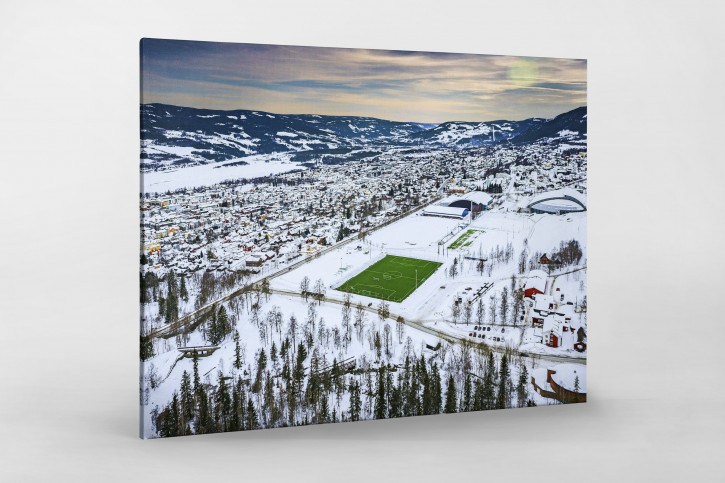 Grüne Oase in der Schneelandschaft von Lillehammer - Fußballplatz Foto als Wandbild