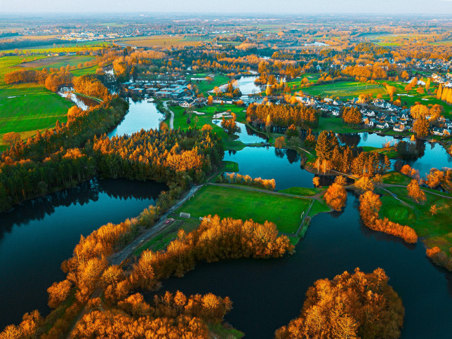 Fußballplatz in französischer Seenlandschaft - Foto als Wandbild