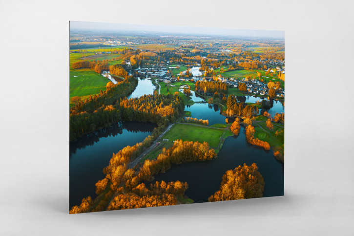 Fußballplatz in französischer Seenlandschaft - Foto als Wandbild