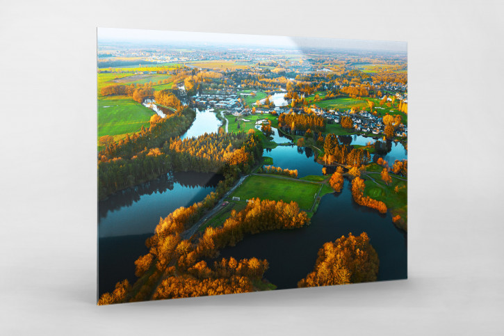Fußballplatz in französischer Seenlandschaft - Foto als Wandbild