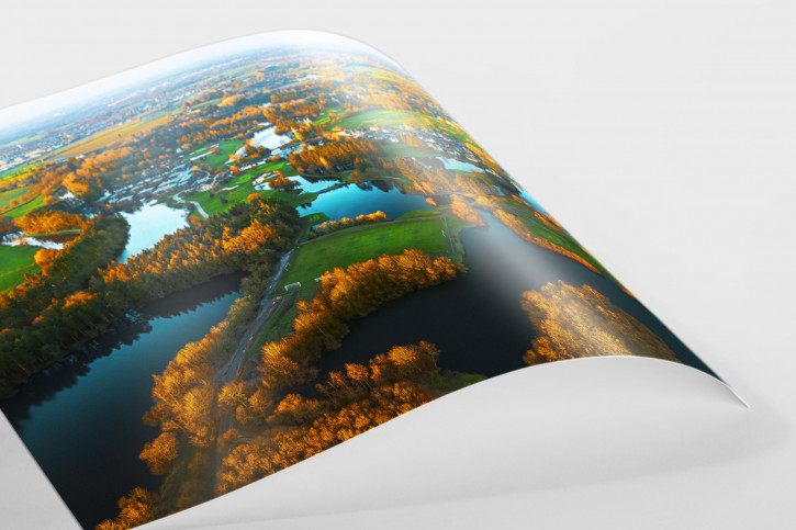 Fußballplatz in französischer Seenlandschaft - Foto als Wandbild