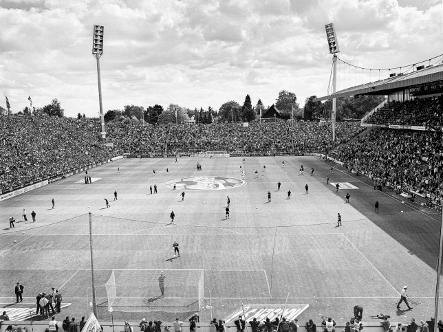 Von der Nordtribüne aus gesehen (Schwarzweiß) - Borussia Mönchengladbach von Christoph Buckstegen - Foto als Wandbild