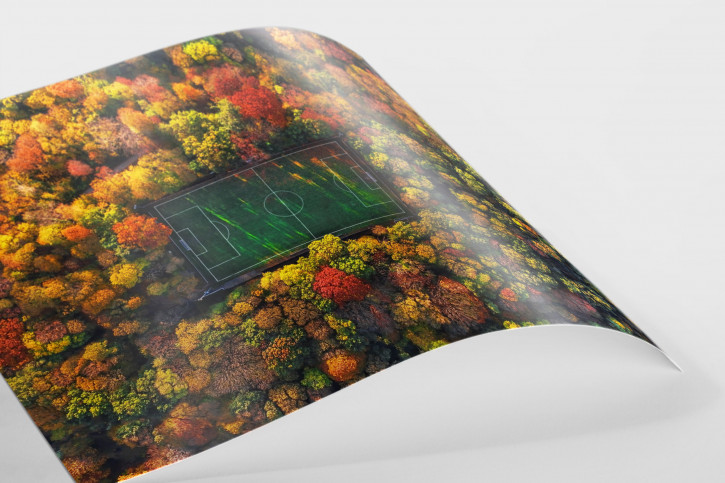 Fußballplatz im Herbstwald (Querformat) - Sébastien Nagy